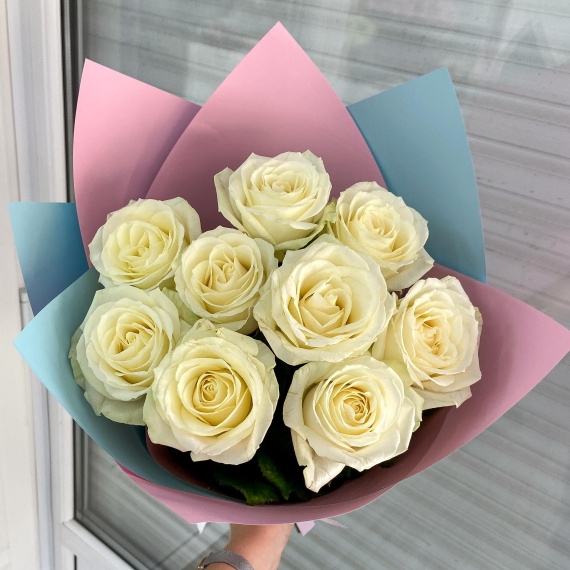 9 роз "Аваланж" (Крым) в упаковке
